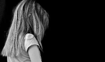 خرید تابلو دکوراتیو دختر غمگین با طرح های احساسی