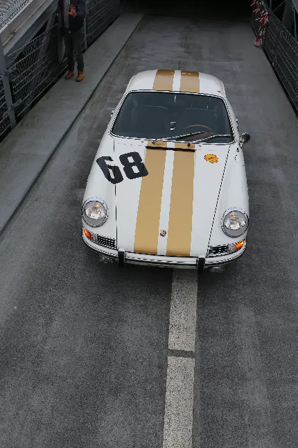 خرید تابلو شاسی ماشین مسابقه وینتیج پارک شده در جاده کوچه خالی با ارزانترین قیمت برای اتاق