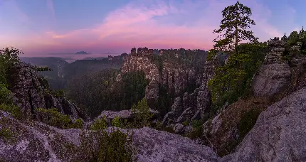 خرید پوستر دیواری منظره کوهستان راکی با آسمان سفید و مه
