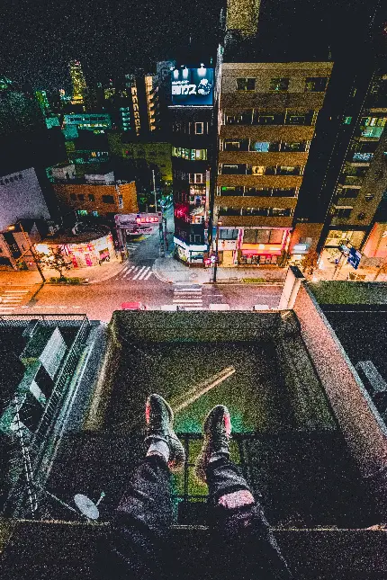 خرید تابلو عکس کفش ییزی در تاریکی با نورپردازی