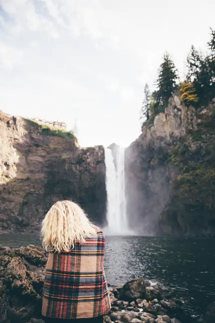 سفارش پوستر دیواری دختر روی صخره با منظره عالی