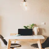 چاپ قاب موبایل و گوشی سفارش تابلو میز کافه با لپ تاپ و صندلی خالی