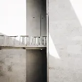 چاپ قاب موبایل و گوشی چاپ تابلو دیوار سفید و پل با معماری مینیمال