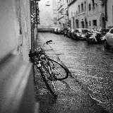 چاپ قاب موبایل و گوشی خرید تابلو دکوراتیو شات سیاه و سفید دوچرخه تکیه داده به دیوار با قیمت مناسب برای پذیرایی