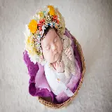 سفارش پوستر دیواری طرح نوزاد با گل برای اتاق خواب
