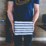 چاپ قاب موبایل و گوشی سفارش تابلو حمل کتاب توسط دانشجو با طرح هنری