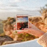 چاپ قاب موبایل و گوشی خرید تابلو عکس عکاسی با آیفون در دست