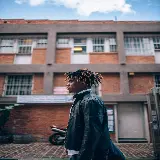 چاپ قاب موبایل و گوشی خرید تابلو مرد در حال قدم زدن کنار ساختمان آجری