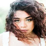 خرید تابلو پرتره دختر با موهای فر و نورپردازی زیبا