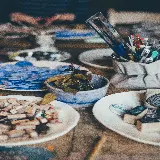 چاپ قاب موبایل و گوشی سفارش تابلو لوازم هنری به هم ریخته روی میز چوبی