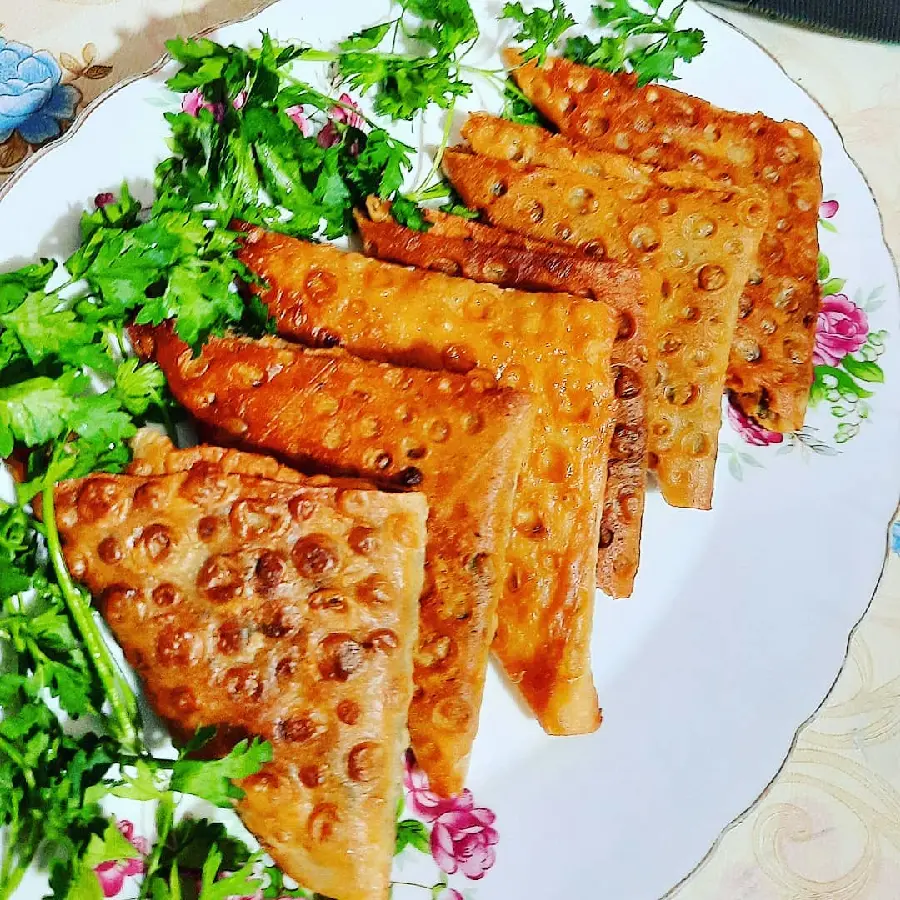 عکس سمبوسه تزیین شده مثلثی با کیفیت بالا