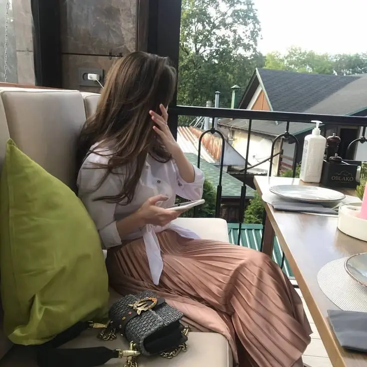 عکس بدون صورت دختر شیک در ویلا لاکچری برای پروفایل‌های فیک