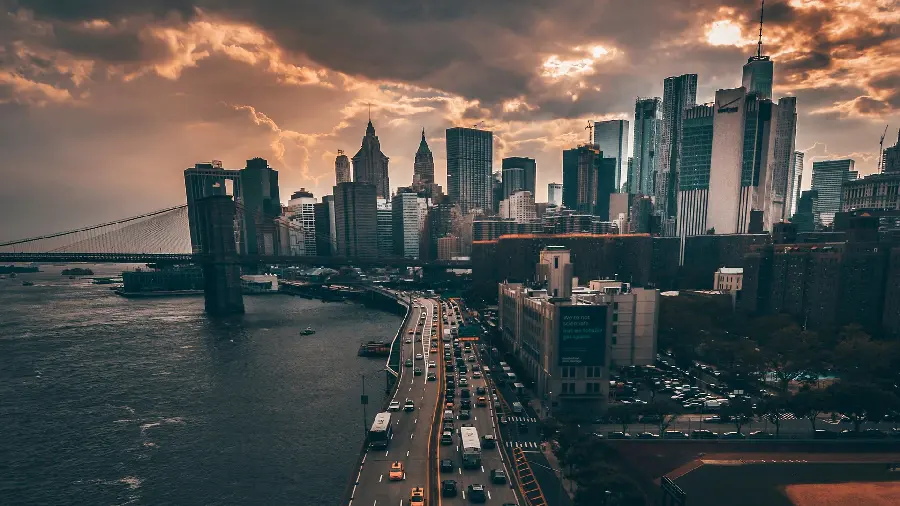 عکس زیبا از آسمان ابری و ساختمان های بلند شهر نیویورک با بهترین کیفیت