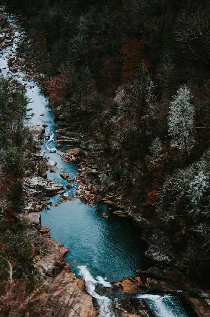 تصویر زمینه رودخانه ای پله ای همراه آبشاری بی همتا با کیفیت بالا