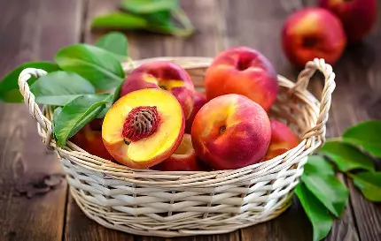 عکس سبد میوه ی هلو با طعم و رنگی بی نظیر و فواید آن