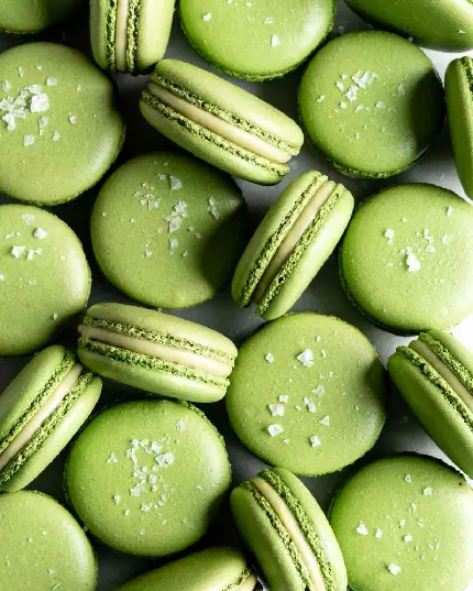 عکس شیرینی ماکارون های سبز رنگ برای والپیپر با کیفیت بالا
