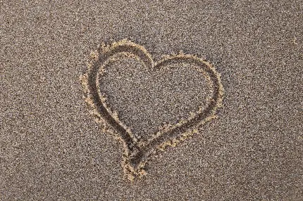 عکس و تصویر زمینه از کشیدن قلب بر روی شن های ساحلی