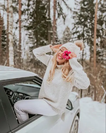 عکس با کیفیت دختر شاد در زمستان برفی برای پروفایل