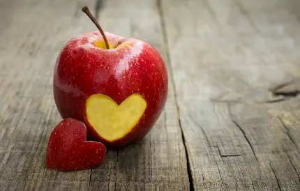 تصویر زمینه با کیفیت سیب قرمز قلبی شکل برای خاص پسند ها