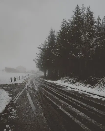 تصویر زمینه جاده برفی در زمستان با کیفیت بالا
