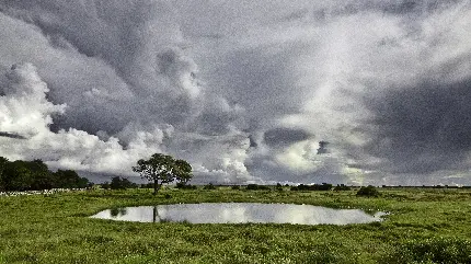 عکس قشنگ یک برکه با منظره زیبای اطرافش برای بک گراند ویندوز