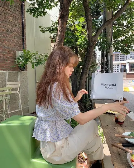 عکس زن در طبیعت شمال