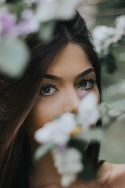 عکس پروفایل خفن از چشمان زیبا دختر در میان گل های سفید رنگ