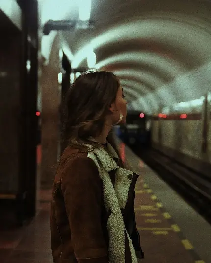 عکس اچ دی دختر خاص و جذاب مو بلند در مترو برای پروفایل