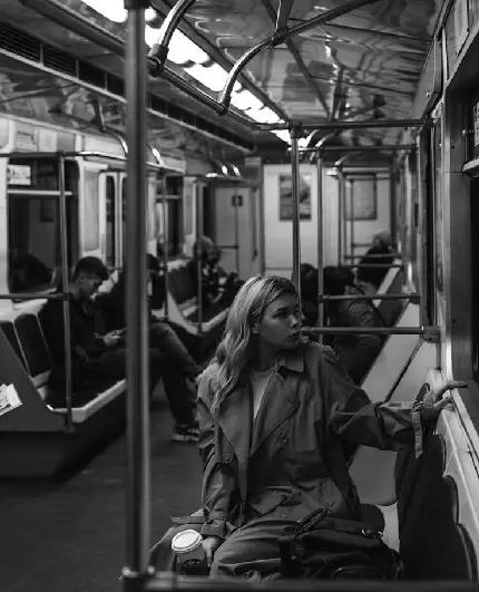 دانلود عکس پروفایل دخترانه سیاه و سفید در مترو با کیفیت بالا