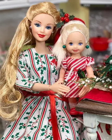 تصویر زمینه کریسمسی عروسک باربی و دخترش با کیفیت بالا