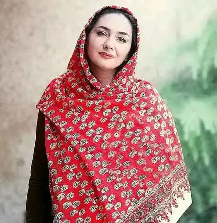 عکس هانیه توسلی با روسری بلند قرمز برای تصویر زمینه