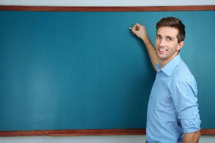 عکس پروفایل معلم جذاب مرد در حال نوشتن بر روی تخته سیاه کلاس