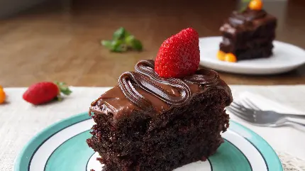 عکس و تصویر زمینه از کیک شکلاتی خوشمزه به همراه توت فرنگی
