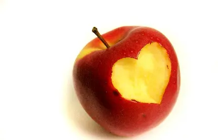 عکس جالب و دیدنی سیب قرمز و قلب تراشیده شده بر روی آن