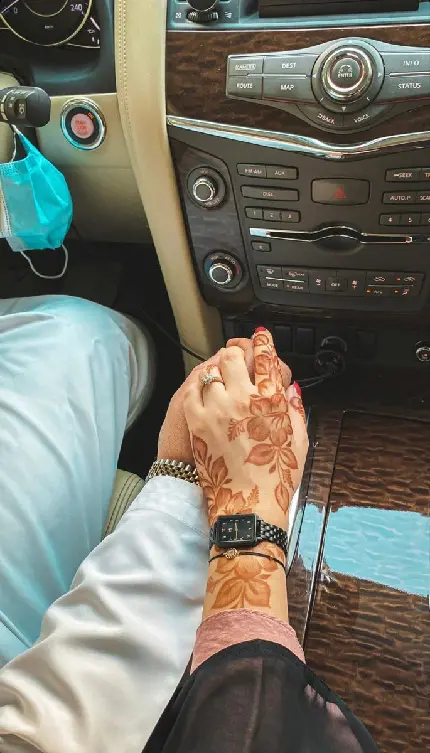 عکس دست عاشقانه دونفره در ماشین برای روز جهانی قول دادن