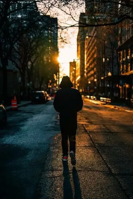 دانلود عکس پسر تنها در خیابان