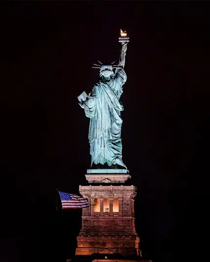 عکس مجسمه آزادی در شب