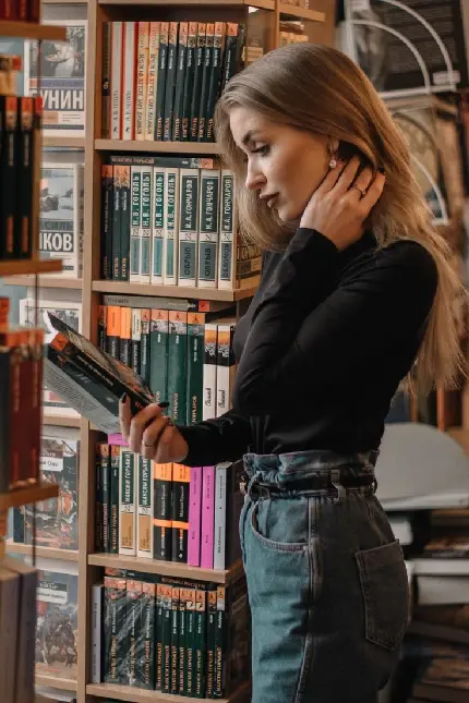 عکس دختر زیبا در حال کتاب خواندن در کتابخانه برای پروفایل