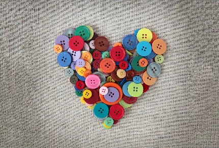 تصویر زمینه و والپیپر زیبا از دکمه های رنگی به شکل قلب
