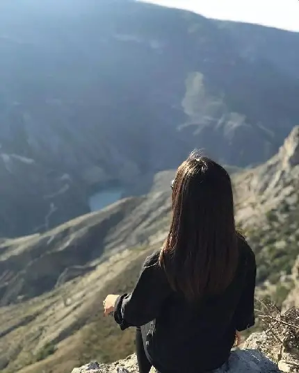 زیباترین عکس پروفایل دختر بدون صورت در طبیعت کوهستان