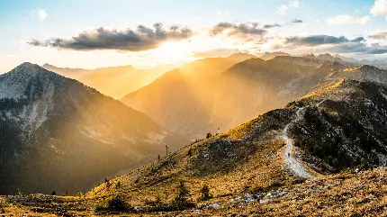 تصویر زمینه بسیار زیبا در غروب آفتاب از کوهستان بلند