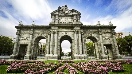 عکس و تصویر زمینه از سازه زیبا و دروازه آلکالای مادرید اسپانیا