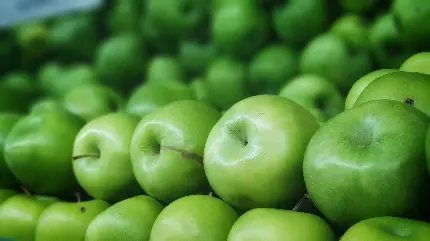پس زمینه اچ دی سیب های سبز سالم و پرخاصیت در میوه فروشی