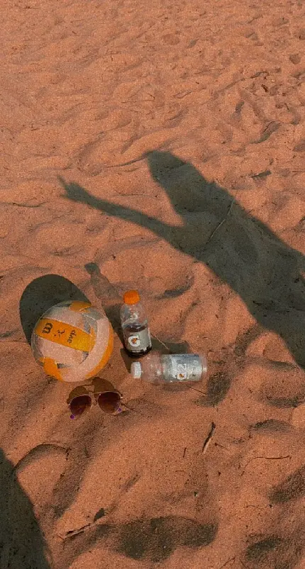 والپیپر جالب و دیدنی از توپ والیبال خاکی در ساحل سوزان دریا