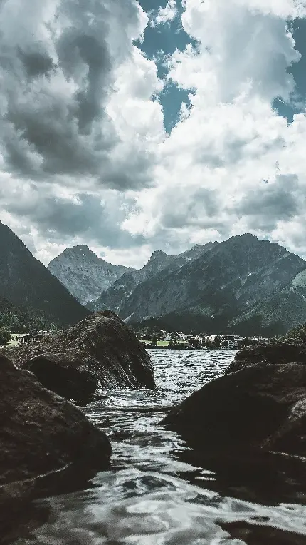 تصویر زمینه آسمان ابری و رودخانه کوچک با کیفیت فول اچ دی