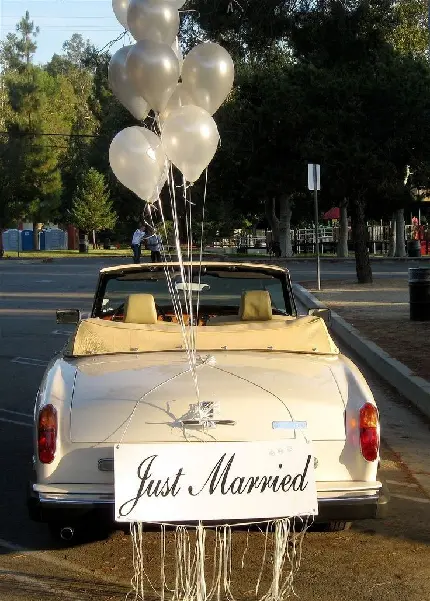 تصویر با کیفیت از ماشین عروس داماد بدون راننده 
