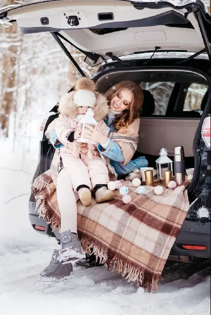 عکس پروفایل مادر خوشگل و فرزندش در یک روز برفی زمستانی
