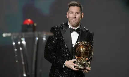 عکس لیونل مسی در حالی که توپ طلایی سال 2021 را در دست دارد