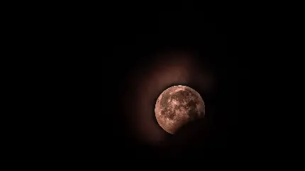 دانلود عکس و تصویر زمینه از ماه قرمز کامل در شب ابری 