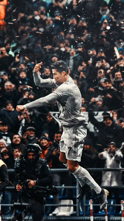 عکس رونالدو با جام در رئال مادرید